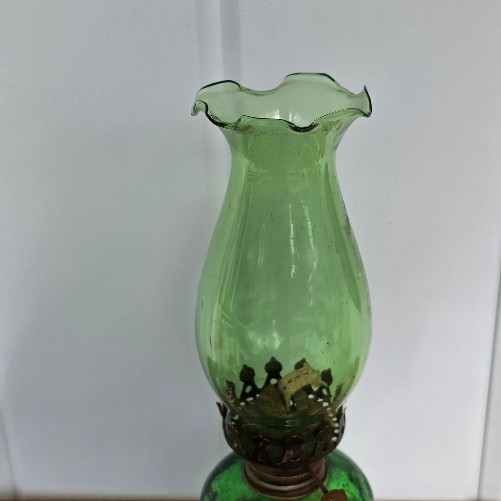 Vtg Green Glass Oil Lamp Honeycomb pattern hong kong Ruffled Chimney 12"I - Picture 4 of 13